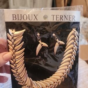 Bijoux Terner Gold Leaf Collar Necklace with Matching Drop Earrings